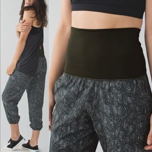 lululemon “nom” leaf-pattern joggers 🌱